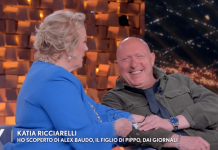 Alex Baudo, l’abbraccio con Katia Ricciarelli e il ricordo di papà Pippo: “Ho scoperto a 30 anni di essere suo figlio”