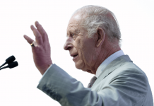 Re Carlo, secondo giorno ai Caraibi: i passi di danza dopo le scuse sulla schiavitù