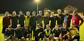 Sinner, ritorno a casa e visita alla squadra del paese (con foto di gruppo)