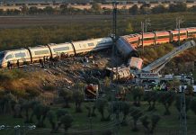 Disastro ferroviario in Spagna, il lutto e le indagini: “Via libera al treno nonostante convoglio fermo sui binari”