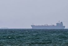 Iran, Pasdaran: “Petroliera con 2 milioni di barili greggio urta mina a Hormuz, nave in fiamme”
