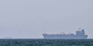 Iran, Pasdaran: “Petroliera con 2 milioni di barili greggio urta mina a Hormuz, nave in fiamme”