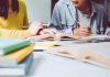 Cosa fare quando un figlio non studia? La psicologa: “Possono nascondersi difficoltà emotive, ecco come motivarlo”