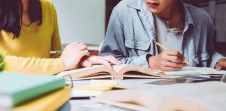 Cosa fare quando un figlio non studia? La psicologa: “Possono nascondersi difficoltà emotive, ecco come motivarlo”