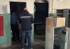 Suzzara, coltello e droga in un capannone abbandonato: scattano denuncia ed espulsione