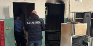 Suzzara, coltello e droga in un capannone abbandonato: scattano denuncia ed espulsione