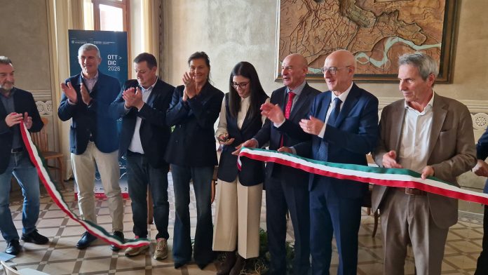 taglio del nastro mostra trame d'acqua in piazza broletto a mantova (2)
