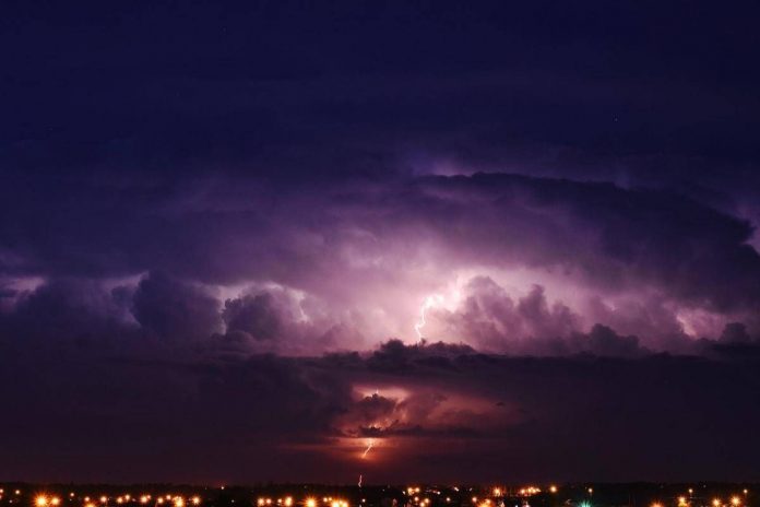 temporale_citta_cielo_fulmine_123rf