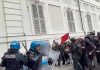 Torino, tensioni e scontri al corteo: lancio di oggetti e cariche della polizia