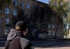 Ucraina, drone russo colpisce scuola a Kiev: paura e bambini nei rifugi