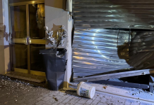 Roverbella, tentano spaccata col furgone in gioielleria: il vetro antisfondamento regge, malviventi a mani vuote