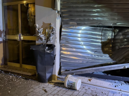 Roverbella, tentano spaccata col furgone in gioielleria: il vetro antisfondamento regge, malviventi a mani vuote