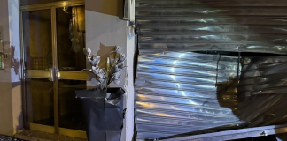 Roverbella, tentano spaccata col furgone in gioielleria: il vetro antisfondamento regge, malviventi a mani vuote