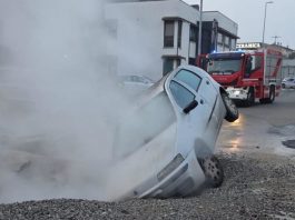 Reggio Emilia, si apre voragine in strada: auto incastrata. Conducente salvo per miracolo