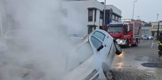 Reggio Emilia, si apre voragine in strada: auto incastrata. Conducente salvo per miracolo