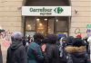 Milano, riparte la guerriglia in centro: giovani sfondano vetrine, saccheggiato un supermercato