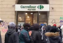 Milano, riparte la guerriglia in centro: giovani sfondano vetrine, saccheggiato un supermercato