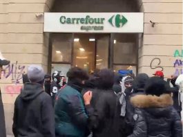 Milano, riparte la guerriglia in centro: giovani sfondano vetrine, saccheggiato un supermercato