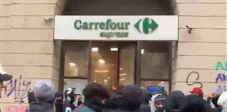 Milano, riparte la guerriglia in centro: giovani sfondano vetrine, saccheggiato un supermercato